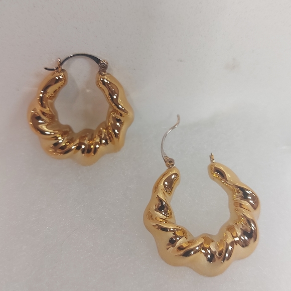 24k GOLD PLATED LIGHT WEIGHT FASHION HOOP EARRINGS - Picture 3 of 7